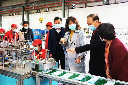 青浦区委副书记杨小菁等领导一行考察游戏老虎机全自动口罩生产流水线设备